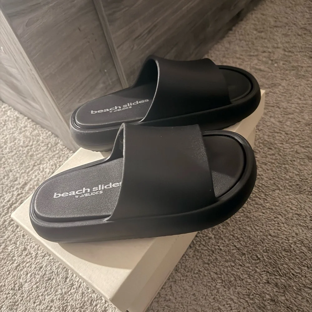 J/SLIDES White Shoe Box with Coral Logo - Picture 3 of 6